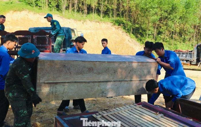 Người dùng dụng cụ tháo dỡ các hạng mục, người vận chuyển gạch, gỗ và vật liệu ra khỏi khu vực thi công.