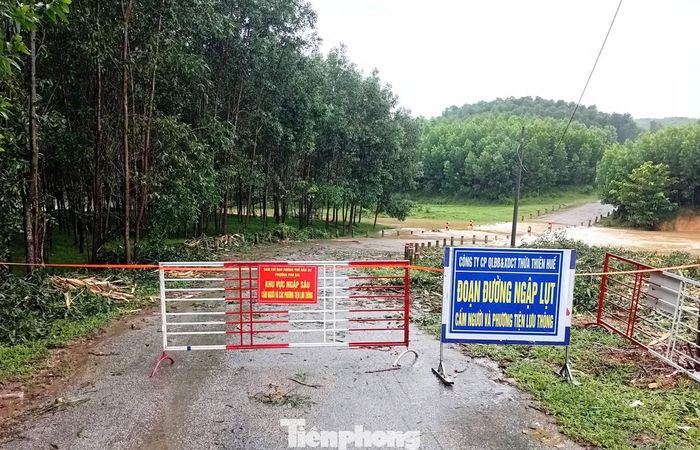 Tiến hành rào chắn, cảnh báo đoạn đường ngập lụt nguy hiểm tại phường Phú Bài, Huế.