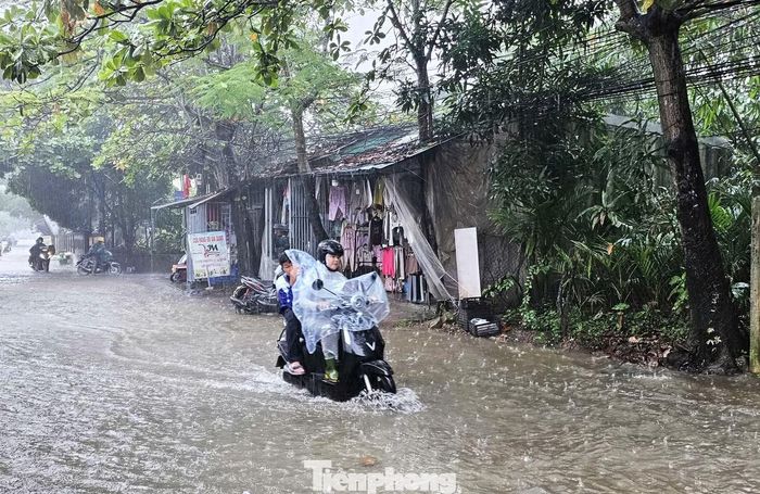 Nhiều tuyến đường nội đô Huế xảy ra ngập lụt cục bộ.