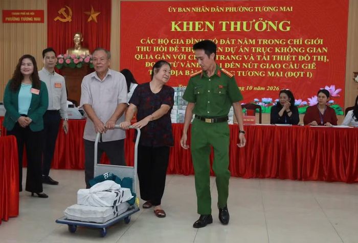 Hình ảnh người dân Hà Nội dùng bao tải, túi lớn nhận tiền bồi thường giải phóng mặt bằng để mang về nhà.