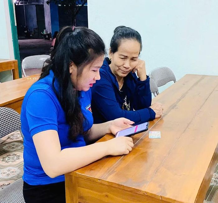 Chị Bàn Thị Đào - Bí thư Đoàn Thanh niên, Chủ tịch Hội LHTN Việt Nam xã Bảo Thắng (tỉnh Lào Cai) thực hiện “1 kèm 1” hướng dẫn kỹ năng số cho người dân. Ảnh: NVCC