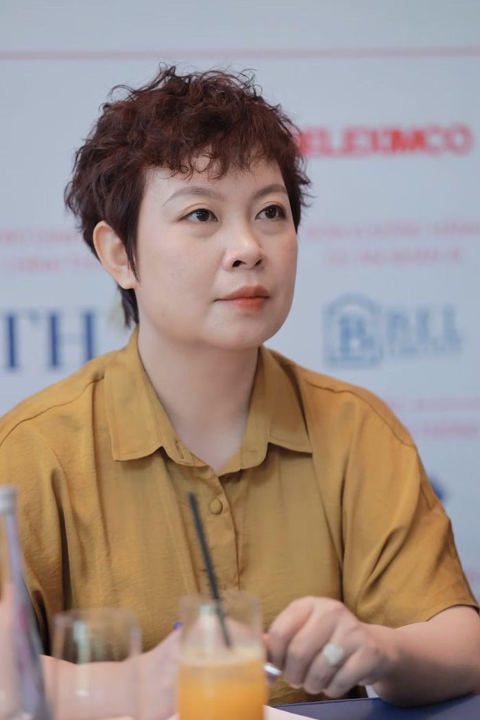  Đạo diễn Đặng Thái Huyền tập trung quan sát thí sinh trong buổi tập. Tại họp báo ngày 6/10, nhà báo Phùng Công Sưởng - Tổng Biên tập Báo Tiền Phong, Trưởng ban tổ chức - cho biết bà được mời làm giám khảo vì có những phẩm chất phù hợp với tiêu chí cuộc thi: Am hiểu vẻ đẹp nội tâm, chiều sâu văn hóa, lịch sử, cũng như diện mạo, thần thái và năng lực diễn xuất. Ban tổ chức đồng thời kỳ vọng đạo diễn có thể phát hiện những nhân tố phù hợp với điện ảnh. 