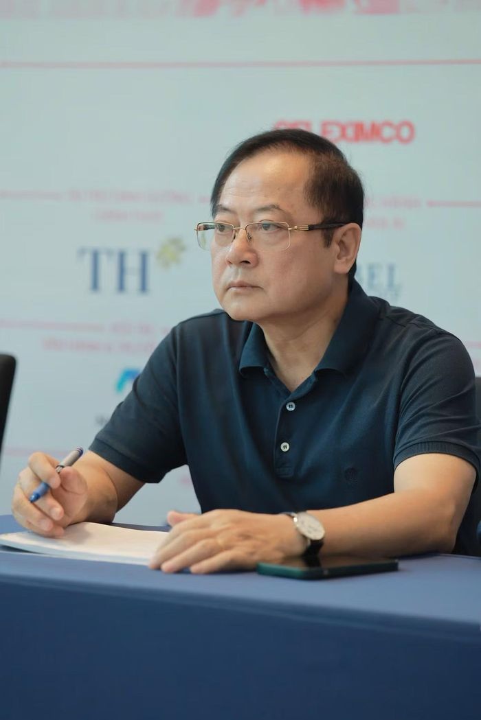  Nhà báo Lê Xuân Sơn - nguyên Tổng Biên tập Báo Tiền Phong, Trưởng ban cố vấn - tiếp tục theo dõi, góp ý cho thí sinh trong quá trình chuẩn bị cho đêm chung khảo. Trước đó, ông kể đã chứng kiến các cô gái tập luyện đến 23h30, để mặt mộc và mặc trang phục đời thường. Qua những buổi tập, ông đánh giá cao vẻ đẹp tự nhiên của dàn thí sinh, cho rằng chất lượng năm nay khiến việc phải chia tay một số cô gái trở nên khó khăn. 
