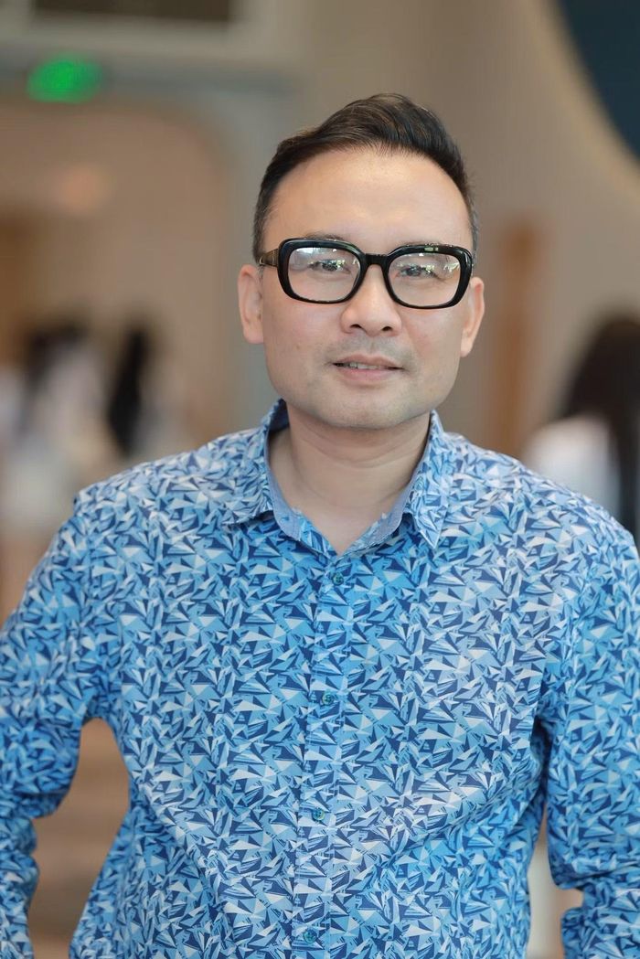 PGS.TS Nguyễn Việt Khôi - Phó Hiệu trưởng Trường Khoa học Liên ngành và Nghệ thuật, Đại học Quốc gia Hà Nội - tham gia đánh giá thí sinh Hoa hậu Việt Nam 2026. Cuộc thi tiếp tục đặt trọng tâm vào bốn trụ cột Nhan sắc - Văn hóa - Trí tuệ - Cống hiến. Quá trình rèn luyện và trải nghiệm thực tế của thí sinh được xem xét cùng với phần thể hiện trên sân khấu.