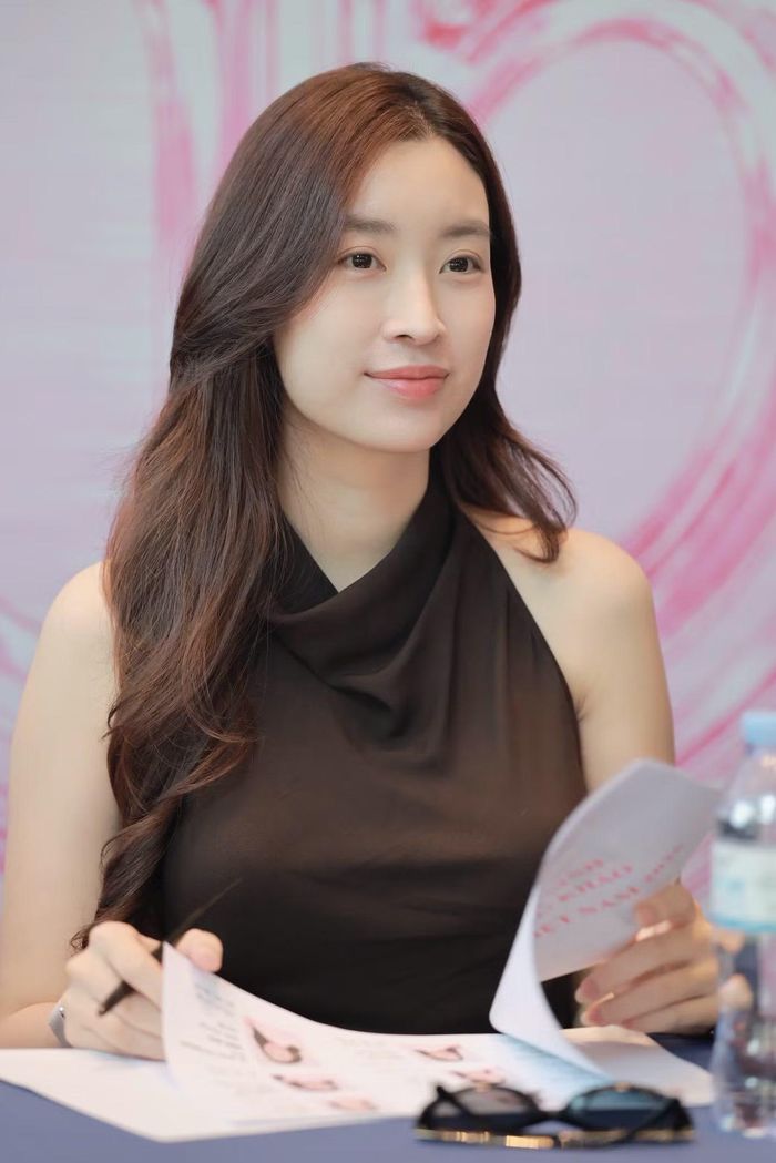 Hoa hậu Việt Nam 2016 Đỗ Mỹ Linh có mặt tại Hải Phòng, cùng các giám khảo theo dõi thí sinh chuẩn bị chung khảo. Từng trải qua các vòng thi của Hoa hậu Việt Nam, cô trở lại trong vai trò đánh giá những gương mặt của mùa mới. Trong ảnh, Đỗ Mỹ Linh cầm tài liệu, theo dõi phần thể hiện, đối chiếu số đo và vóc dáng thực của các cô gái trong buổi tập.