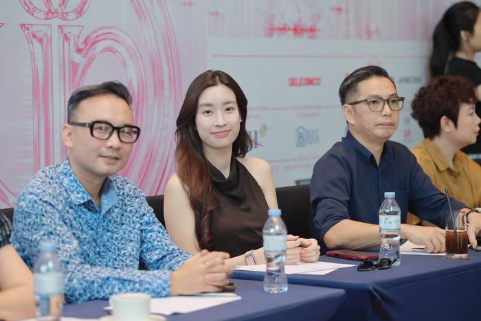 Đỗ Mỹ Linh đánh giá dàn thí sinh năm nay có chất lượng đồng đều, trong đó có những cô gái cao tới 1,8 m. Cô ghi nhận làn da đẹp, gương mặt khả ái của các thí sinh và tin tưởng cuộc thi sẽ tìm được người chiến thắng xứng đáng.