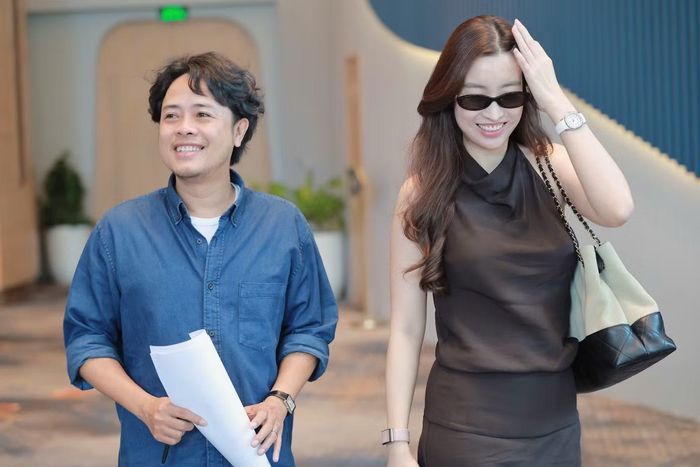 Đạo diễn, nhiếp ảnh gia Lê Thiện Viễn từ TPHCM đến Hải Phòng, chuẩn bị cho công tác chấm thi chung khảo. Trong ảnh, anh xuất hiện cùng Hoa hậu Đỗ Mỹ Linh. Trước đêm thi, các thành viên ban giám khảo có mặt tại buổi tập để theo dõi thí sinh. Những ghi nhận trong giai đoạn này được đặt trong quá trình đánh giá xuyên suốt cuộc thi.