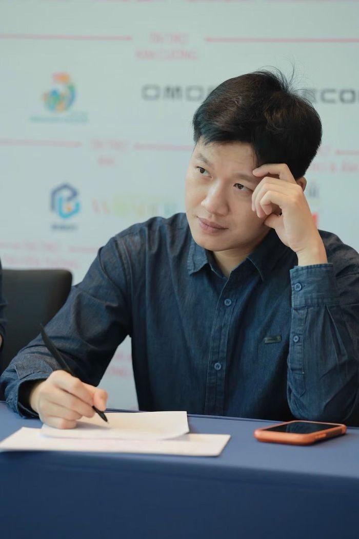 MC Trần Ngọc ghi chép trong quá trình theo dõi thí sinh. Việc đánh giá tại Hoa hậu Việt Nam 2026 dựa trên phần thể hiện trong đêm chung khảo và cả quá trình tham gia cuộc thi. Bên cạnh kỹ năng trình diễn, hành trình học tập, trải nghiệm văn hóa và thực hiện dự án nhân ái giúp ban tổ chức có thêm cơ sở ghi nhận tinh thần trách nhiệm, khả năng phối hợp và cách ứng xử của các cô gái.