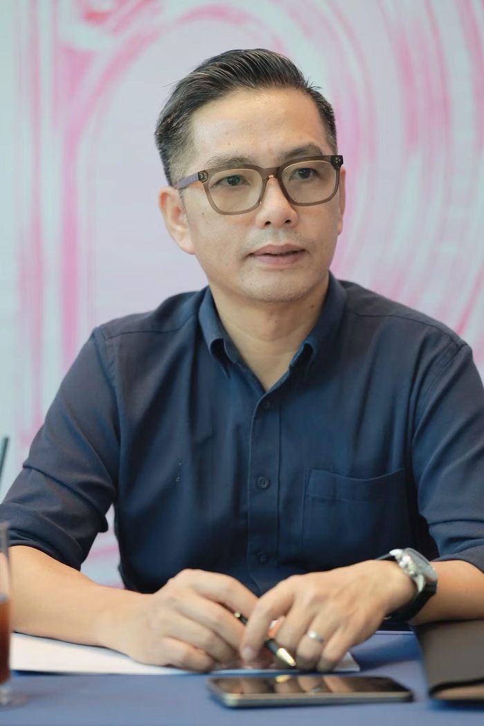 Ông Hoàng Thọ Ninh - đại diện Hoàng Thành Media, Phó Trưởng ban tổ chức Hoa hậu Việt Nam 2026 - theo dõi buổi tập cùng giám khảo. Với 53 thí sinh, công tác chuẩn bị đòi hỏi sự phối hợp giữa huấn luyện, hậu cần và kỹ thuật sân khấu. Theo thông tin tại họp báo, đơn vị tổ chức điều chỉnh kế hoạch sau hai vòng sơ khảo, bảo đảm điều kiện chuẩn bị đồng đều cho các cô gái, đồng thời tăng cường thiết bị ghi hình và nhân sự cho đêm thi ngoài trời.