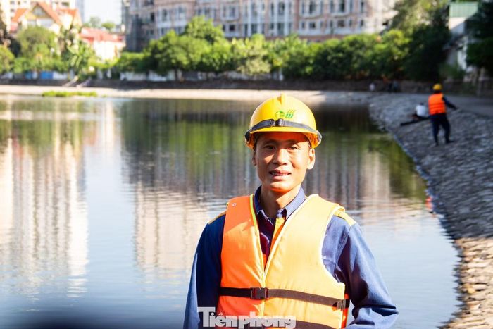 Trước thời điểm được trao danh hiệu, người thợ bậc cao vẫn giữ sự giản dị: “Công ty có rất nhiều người giỏi và tận tụy. Tôi nghĩ mình chỉ may mắn hơn một chút khi được đại diện cho anh em đội cống đứng lên bục vinh danh”. Mong muốn lớn nhất của anh Trung là hệ thống thoát nước của thành phố ngày càng hoàn thiện hơn, để sau mỗi trận mưa lớn, các tuyến đường nhanh chóng khô ráo, người dân đi lại an toàn và những người thợ như anh cũng vơi bớt phần nào nhọc nhằn.