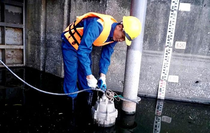 Tận dụng tay nghề kỹ thuật, anh Trung tự nghiên cứu quy trình sấy lại lớp cách điện để phục hồi nhiều động cơ máy sục khí bị ngập nước, hạn chế nguy cơ phải thanh lý. Tại trạm bơm hồ Giảng Võ, anh cũng tự chế tạo hệ thống trụ cẩu quay 360 độ tại chỗ, giúp giảm nhu cầu thuê xe cẩu trong các đợt duy tu và tiết kiệm cho đơn vị hàng trăm triệu đồng trong hơn 10 năm qua.