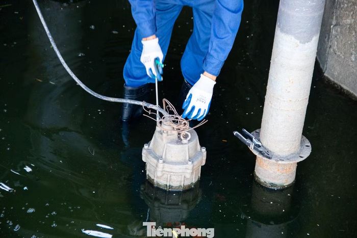 Công việc của người thợ thoát nước bắt đầu từ sáng sớm, dưới những lòng cống ngầm và cửa xả bùn thải. Không gian làm việc chật hẹp, yếm khí, nồng nặc khí độc CH₄, H₂S. “Người dân chỉ thấy chúng tôi khi mưa to ngập lụt, nhưng thực tế công việc diễn ra từng giờ, từng ngày trong năm. Nạo vét cống rãnh mùa khô là cách chuẩn bị tốt để hạn chế úng ngập khi mùa mưa đến”, anh Trung chia sẻ.