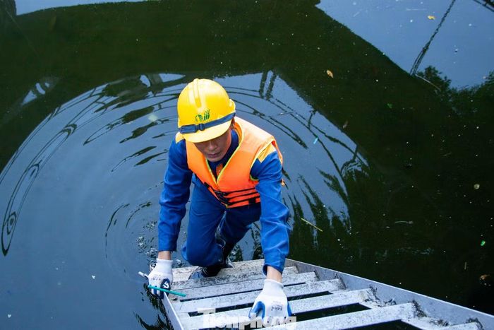  Trước khi chuyển về Xí nghiệp Thoát nước số 6, phụ trách tuyến Đại lộ Thăng Long (từ nút giao Trung Hòa đến Km11+300), anh Phạm Thành Trung từng có nhiều năm gắn bó với công tác quản lý, duy trì các hồ điều hòa của Thủ đô. Chuyên môn về điện cùng 13 năm bám sát hiện trường giúp người tổ trưởng này nghiên cứu, đề xuất nhiều sáng kiến kỹ thuật, góp phần nâng cao hiệu quả công tác tiêu thoát nước. 