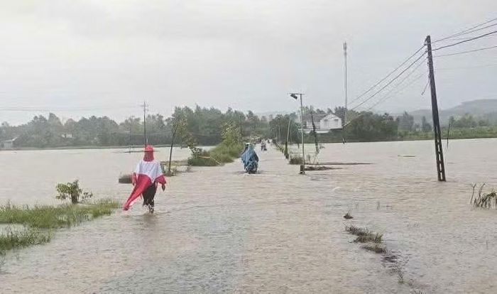 Người dân được yêu cầu thường xuyên theo dõi tình hình thời tiết, chủ động di chuyển tài sản, người và gia súc đến nơi an toàn khi nước dâng; hạn chế đi lại qua khu vực ngập, đặc biệt tại những nơi có dòng nước chảy mạnh.