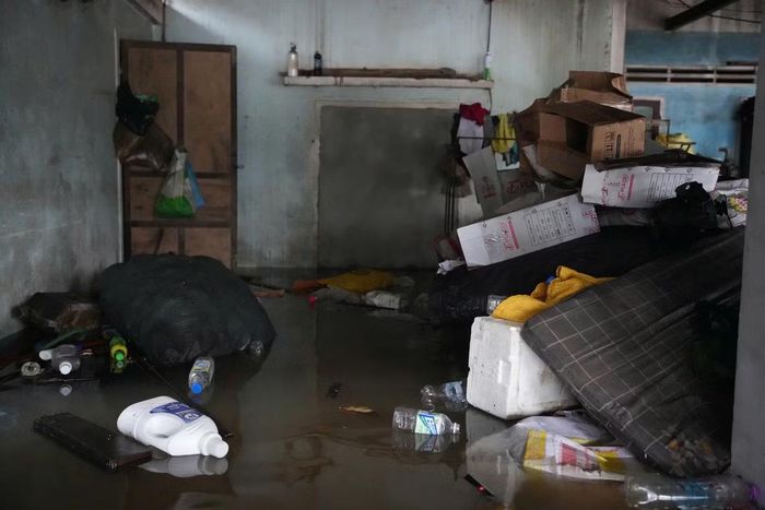  Nhà của người dân ở xã Vạn Tường bị ngập sâu do mưa lớn. 