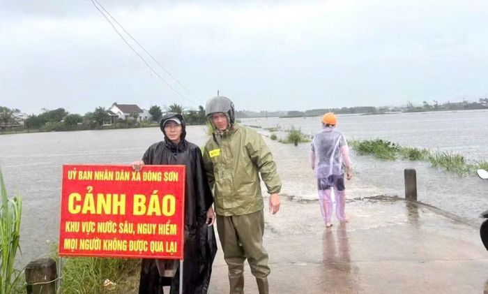  Tại xã Đông Sơn, mưa lớn cũng khiến một số vị trí nước dâng ngập qua đường. Chính quyền địa phương cảnh báo, nếu mưa lớn﻿ tiếp tục kéo dài, tình trạng ngập tại các khu vực trũng thấp có thể diễn biến phức tạp. 