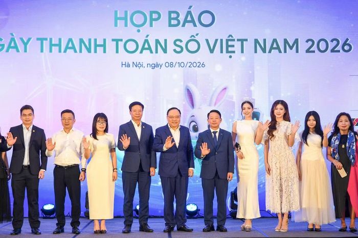 Ban tổ chức và các đại biểu chụp ảnh lưu niệm tại chương trình.
