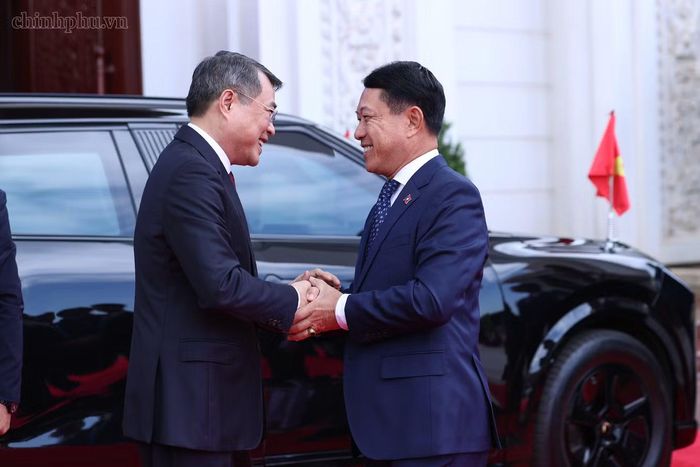 Thủ tướng Lào Saleumxay Kommasith đón Thủ tướng Lê Minh Hưng. Ảnh: VGP