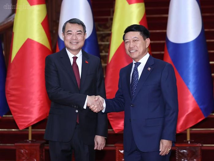 Hai Thủ tướng chụp ảnh chung. Ảnh: VGP