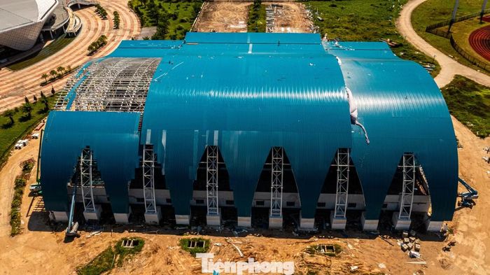 Đại diện Công ty CP Tập đoàn DST Việt Nam - Nhà thầu chính thực hiện phần khung và mái cho Nhà thi đấu đa năng dưới nước cho biết, phần khó khăn nhất khi thực hiện dự án cải tạo này là xử lý phần khung thép đã bị biến dạng. Ngoài ra, phần mái cũng được nâng cao lên và kéo dài ra với diện tích gần gấp đôi so với hệ thống mái cũ để vừa chống nóng cho phần nhà chức năng bên trong vừa tạo điểm nhấn cho khối công trình.
