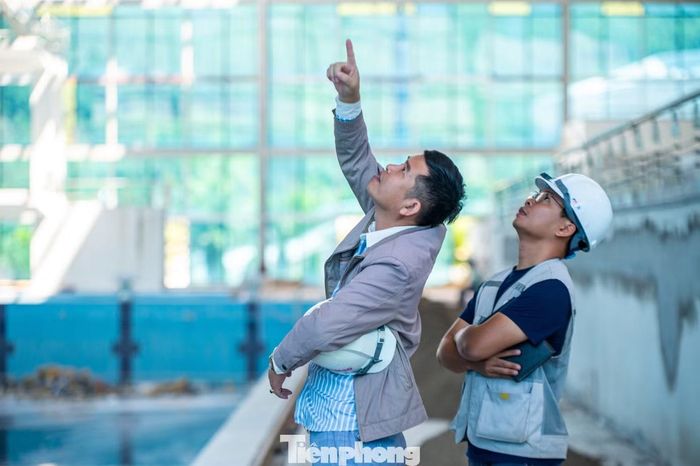 Đại diện Ban Quản lý dự án đầu tư xây dựng khu vực I, cho biết đơn vị được TP Quảng Ninh giao làm chủ đầu tư thực hiện dự án, sau khi khảo sát hiện trạng lên phương án thi công và chỉ đạo nhà thầu tiến hành tháo toàn bộ phần mái bị hư hỏng do bão Yagi, đối với hệ thống đường đi kỹ thuật, hệ thống sắt giằng chéo được tận dụng giữ lại và hàn nối vào các điểm để tiết kiệm nhưng vẫn đảm bảo an toàn trong quá trình sử dụng.