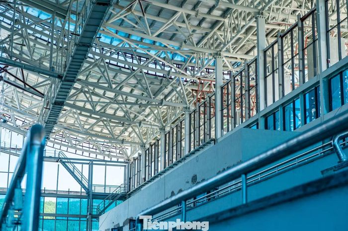 Đáng chú ý, cùng với yêu cầu về tiến độ và chất lượng, dự án cũng đặt ra yêu cầu sử dụng tiết kiệm, hiệu quả tài sản hiện có như: Giữ lại hệ khung cột thép trục A khu vực khán đài, bể bơi, khán đài và các phòng chức năng bố trí trong công trình. Đồng thời tận dụng phần khung nhôm, vách kính hiện trạng còn bảo đảm khả năng sử dụng. Chủ đầu tư được yêu cầu rà soát, quản lý, sử dụng, sắp xếp, xử lý vật tư, tài sản công theo đúng quy định, tránh lãng phí và bảo đảm hiệu quả đầu tư…