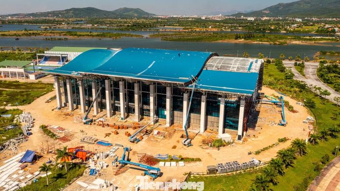 Sau khi nghiên cứu tổng thể, chủ đầu tư xây dựng 13 cột trụ bằng bê tông ở phía trước để đỡ phần mái đua ra kết hợp với giật cấp và tạo hình sóng uốn theo cong chạy từ phía trước ra sau.