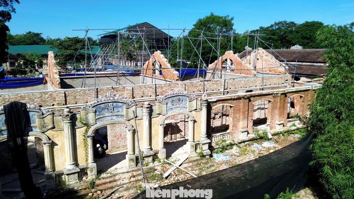 Quốc Tử Giám triều Nguyễn từng là trung tâm giáo dục cao nhất dưới thời phong kiến. Di tích hiện trong giai đoạn tu bổ quy mô lớn để khơi lại dấu ấn vàng son của đất học Kinh đô Huế một thời.