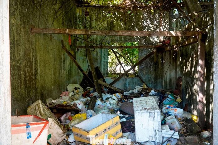 Không ít gia đình đã phải rời đi để tìm nơi an cư. Những căn nhà bỏ lại đổ nát trở thành kho chứa đồ, nơi tập kết phế liệu hoặc ngập rác thải.
