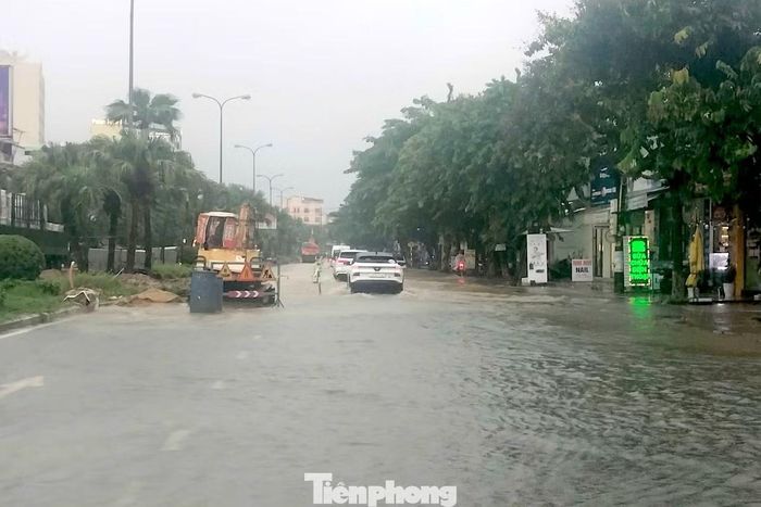 Phương tiện chật vật lưu thông trên các tuyến đường ngập nước