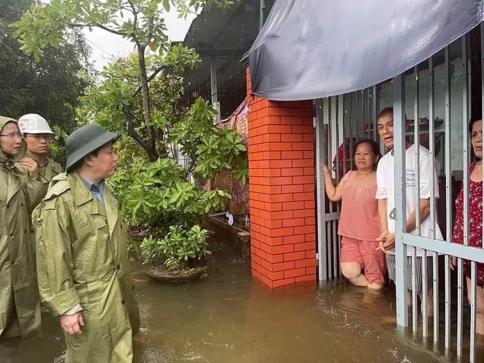 Lãnh đạo xã Núi Thành về vùng ngập thăm hỏi bà con