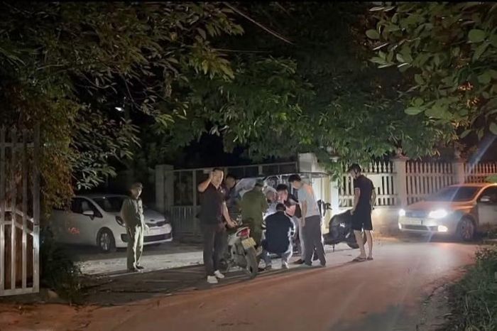 Lực lượng chức năng khống chế, bắt giữ "Phúc Què". Ảnh: Công an phường Yên Bái.