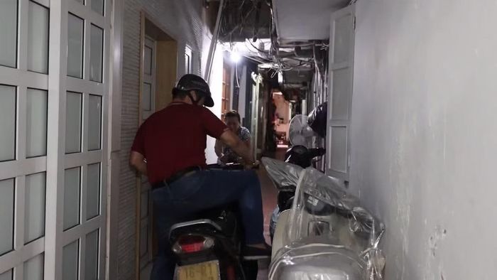  Lối vào căn hộ ở số 1 Tràng Tiền được nghệ sĩ Chí Trung ví như hầm mộ. Ảnh: Trọng Tài. 
