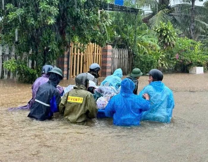 Nhiều khu dân cư ngập sâu, các lực lượng chức năng vào tận nhà hỗ trợ di chuyển ra vùng an toàn. Ảnh Quang Cường