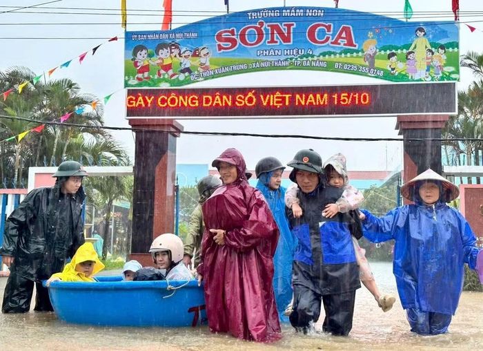 Lực lượng của Bộ Chỉ huy Quân sự TP Đà Nẵng hỗ trợ sơ tán học sinh tại điểm trường ngập sâu ở xã Núi Thành. Ảnh: Quang Cường
