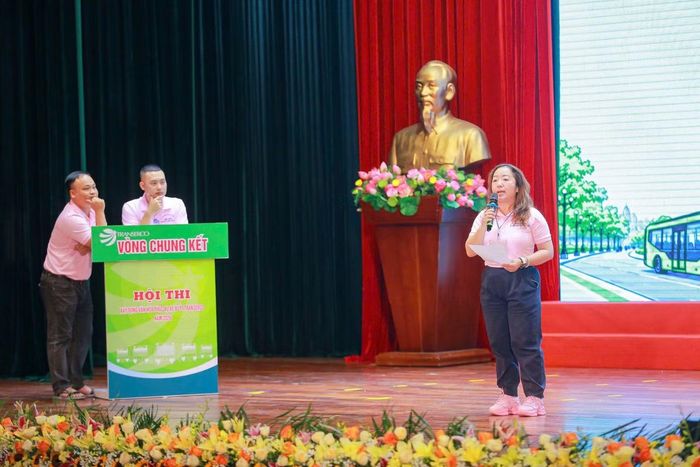Các thí sinh tranh tài phần thi kiến thức và xử lý tình huống phục vụ hành khách tại Hội thi “Xây dựng văn hóa phục vụ xe buýt Transerco năm 2026”.