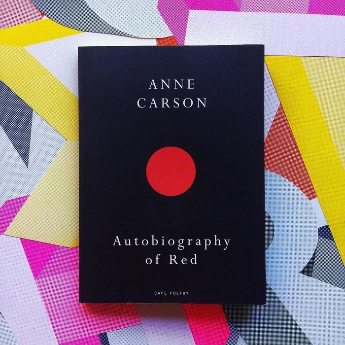 Tiểu thuyết bằng thơ “Autobiography of Red” (Tự truyện đỏ) của Anne Carson. Ảnh: Liberia Bookshop.