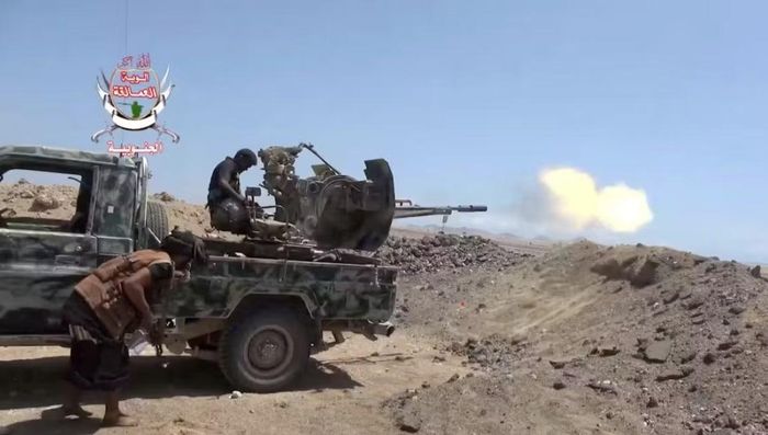 Hình ảnh từ video đăng ngày 5/10 cho thấy binh lính thuộc lực lượng chính phủ Yemen chiến đấu chống Houthi ở Taiz. (Nguồn: Reuters)