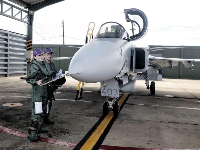 (Nhà vua Thái Lan Maha Vajiralongkorn và Hoàng hậu Suthida kiểm tra chiếc tiêm kích JAS 39C Gripen. (Ảnh: Hoàng gia Thái Lan)