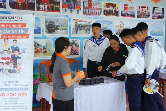 Vùng 3 Hải quân phối hợp cùng các trường nghề, doanh nghiệp trên địa bàn thành phố Đà Nẵng tổ chức chương trình tư vấn hướng nghiệp cho thanh niên hoàn thành nghĩa vụ quân sự năm 2026.