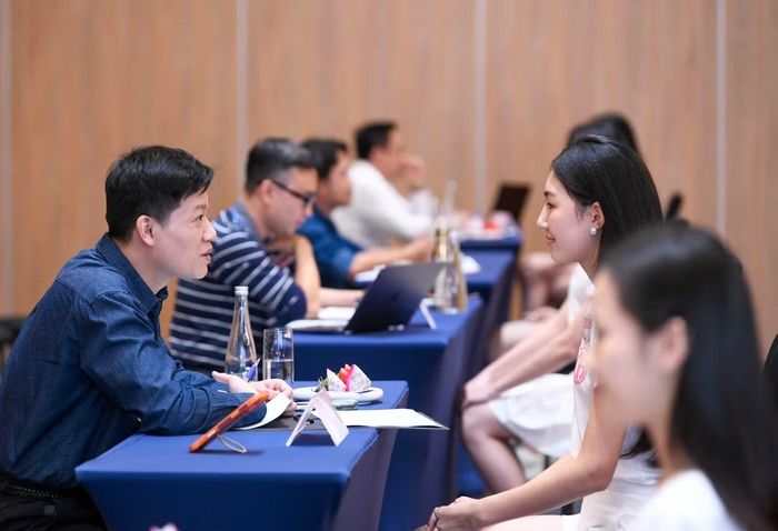 Thí sinh lần lượt trả lời câu hỏi của từng giám khảo, thành viên ban tổ chức Hoa hậu Việt Nam 2026.