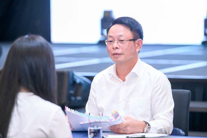 Nhà báo Phùng Công Sưởng - Tổng Biên tập Báo Tiền Phong, Trưởng Ban tổ chức cuộc thi Hoa hậu Việt Nam 2026 - đặt nhiều câu hỏi thú vị cho thí sinh.