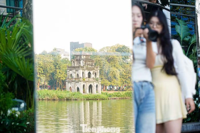 Qua mỗi góc gương, Hồ Gươm, Tháp Rùa, hàng cây và dòng người qua lại tạo nên những khuôn hình khác lạ.
