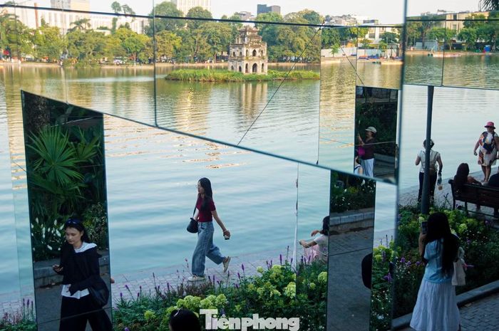Điểm được đặc biệt chú ý là những khung gương được bố trí trên tuyến cầu cảnh quan uốn lượn giữa không gian cây xanh.