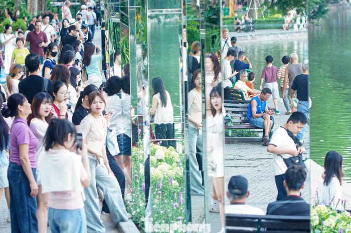 Khu vực này thu hút đông người dân, du khách tham quan, chụp ảnh.
