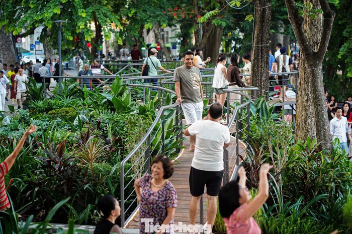 Khách Tây check-in bên cây cầu uốn lượn như dải lụa.