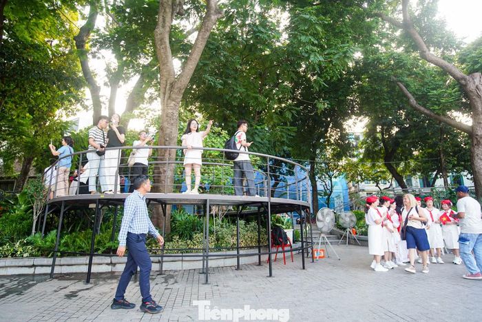 Trong ngày đầu tiên mở cửa, khu vực cảnh quan phía Tây hồ Hoàn Kiếm thu hút hàng nghìn lượt khách đến trải nghiệm, chụp ảnh, check-in bên cây cầu hình dải lụa và khung gương độc đáo.