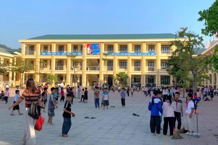 Điểm trường chính được xây dựng khang trang.