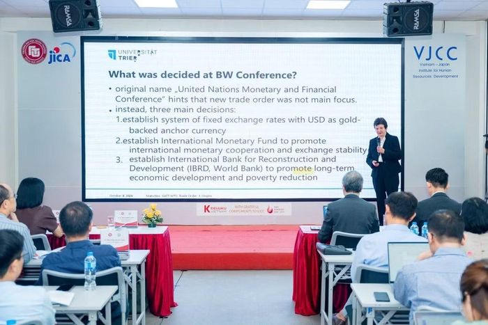 GS. Xenia Matschke trình bày tham luận chính với chủ đề: “Sự hình thành và khủng hoảng của trật tự thương mại GATT - WTO”.