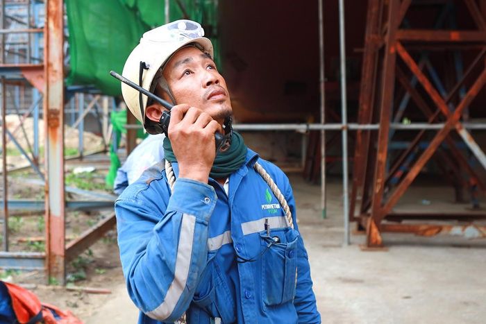 Anh Phạm Ngọc Huệ, Tổ trưởng Tổ lắp ráp đã gắn bó với xưởng đóng tàu Dung Quất gần 20 năm